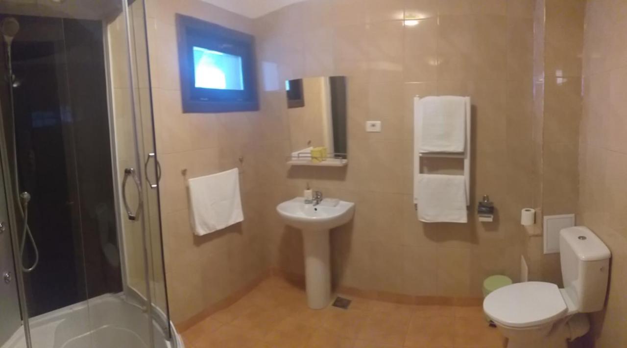 Hotel Dumbrava Soarelui à Braşov Extérieur photo