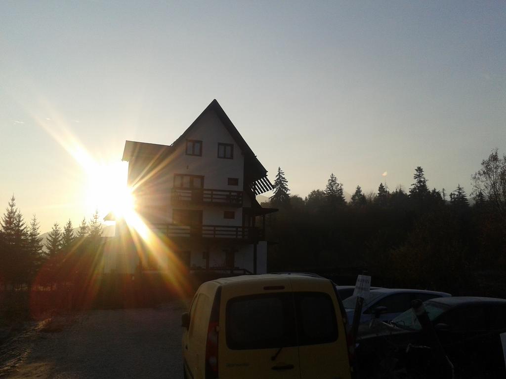 Hotel Dumbrava Soarelui à Braşov Extérieur photo