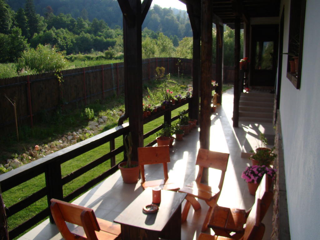 Hotel Dumbrava Soarelui à Braşov Extérieur photo